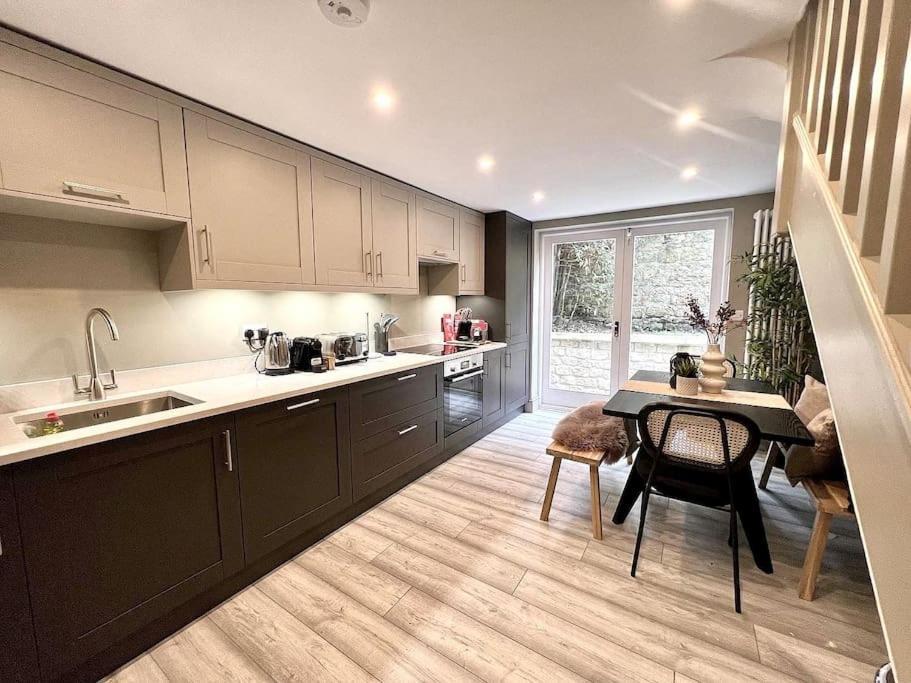 Fabulous Large Apartment In Great Location Бат Екстер'єр фото