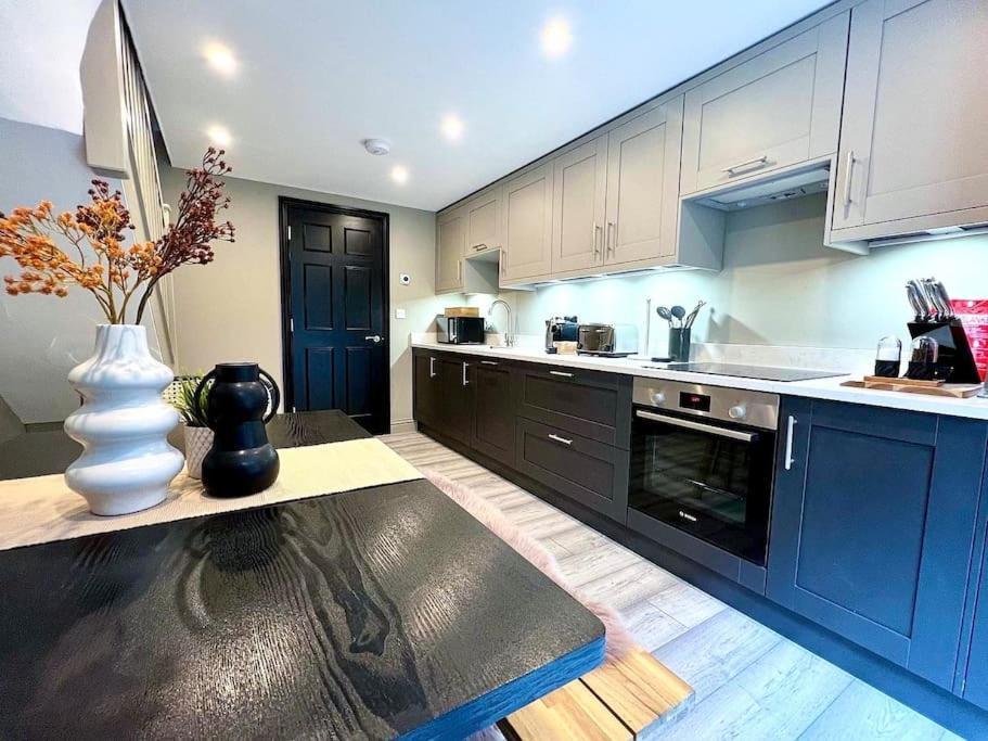 Fabulous Large Apartment In Great Location Бат Екстер'єр фото